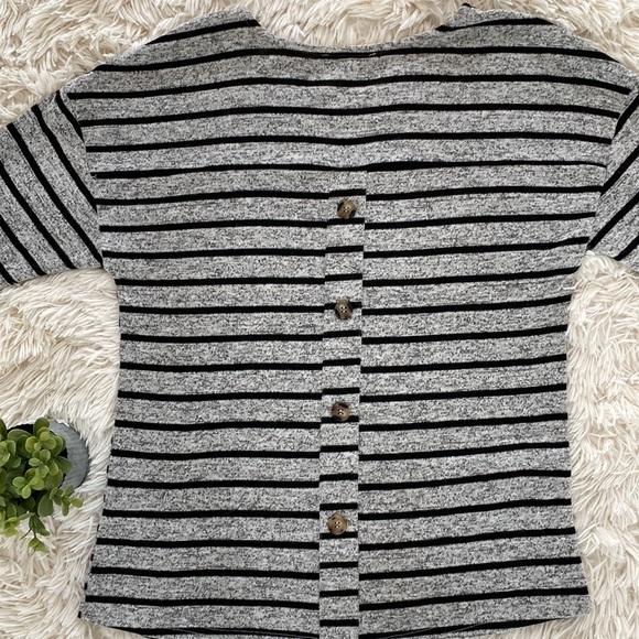 Mine Button Back Scoop Neck LS Top 💗 Heather Gray & Black - Picture 7 of 16